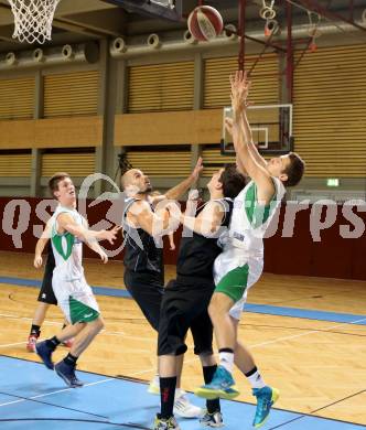 Basketball 2. Bundesliga. KOS KLagenfurt Celovec gegen Woerthersee Piraten. Matej Smrtnik, (KOS), Martin Breithuber, Joachim Buggelsheim  (Piraten). Klagenfurt, 12.10.2013.
Foto: Kuess
---
pressefotos, pressefotografie, kuess, qs, qspictures, sport, bild, bilder, bilddatenbank