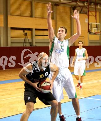 Basketball 2. Bundesliga. KOS KLagenfurt Celovec gegen Woerthersee Piraten. Milovan Radmanovic, (KOS), Joachim Buggelsheim  (Piraten). Klagenfurt, 12.10.2013.
Foto: Kuess
---
pressefotos, pressefotografie, kuess, qs, qspictures, sport, bild, bilder, bilddatenbank