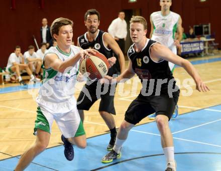 Basketball 2. Bundesliga. KOS KLagenfurt Celovec gegen Woerthersee Piraten. Andi Smrtnik, (KOS), Paul Koroschitz (Piraten). Klagenfurt, 12.10.2013.
Foto: Kuess
---
pressefotos, pressefotografie, kuess, qs, qspictures, sport, bild, bilder, bilddatenbank