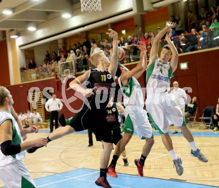 Basketball 2. Bundesliga. KOS KLagenfurt Celovec gegen Woerthersee Piraten.Toman Feinig, Simon Pasterk, (KOS), Andreas Simonitsch  (Piraten). Klagenfurt, 12.10.2013.
Foto: Kuess
---
pressefotos, pressefotografie, kuess, qs, qspictures, sport, bild, bilder, bilddatenbank