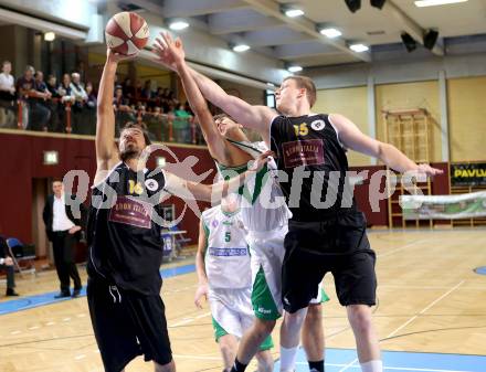 Basketball 2. Bundesliga. KOS KLagenfurt Celovec gegen Woerthersee Piraten. Toman Feinig, (KOS), Alexander Ey, Paul Koroschitz  (Piraten). Klagenfurt, 12.10.2013.
Foto: Kuess
---
pressefotos, pressefotografie, kuess, qs, qspictures, sport, bild, bilder, bilddatenbank