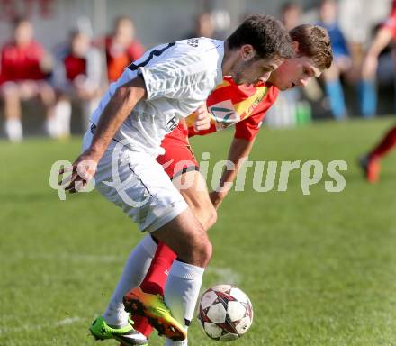 Fussball Kaerntner Liga. ATSV Wolfsberg gegen ATUS Ferlach. Thomas Heine,(Wolfsberg),  Christopher Sallinger  (Ferlach). Wolfsberg, 13.10.2013.
Foto: Kuess
---
pressefotos, pressefotografie, kuess, qs, qspictures, sport, bild, bilder, bilddatenbank