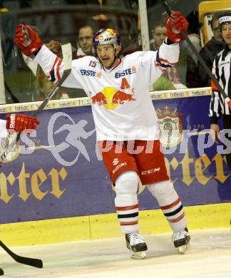 EBEL. Eishockey Bundesliga. KAC gegen EC Red Bull Salzburg. Torjubel Manuel Latusa(Salzburg). Klagenfurt, am 13.10.2013
Foto: Kuess 

---
pressefotos, pressefotografie, kuess, qs, qspictures, sport, bild, bilder, bilddatenbank