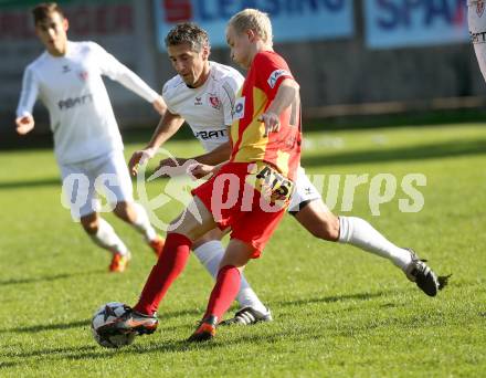 Fussball Kaerntner Liga. ATSV Wolfsberg gegen ATUS Ferlach. Marcel Stoni, (Wolfsberg), Darko Djukic (Ferlach). Wolfsberg, 13.10.2013.
Foto: Kuess
---
pressefotos, pressefotografie, kuess, qs, qspictures, sport, bild, bilder, bilddatenbank