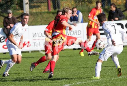 Fussball Kaerntner Liga. ATSV Wolfsberg gegen ATUS Ferlach. Christian Samitsch,  (Wolfsberg), Salih Alic (Ferlach). Wolfsberg, 13.10.2013.
Foto: Kuess
---
pressefotos, pressefotografie, kuess, qs, qspictures, sport, bild, bilder, bilddatenbank