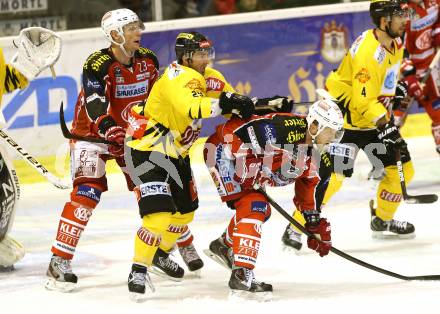 EBEL. Eishockey Bundesliga. KAC gegen UPC Vienna Capitals. Mike Siklenka, Thomas Poeck, (KAC),  Sven Klimbacher  (Caps). Klagenfurt, am 15.10.2013
Foto: Kuess 

---
pressefotos, pressefotografie, kuess, qs, qspictures, sport, bild, bilder, bilddatenbank