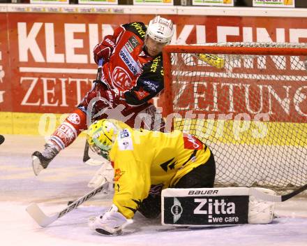 EBEL. Eishockey Bundesliga. KAC gegen Vienna Capitals. Manuel Geier (KAC), Matthew Zaba (Caps). Klagenfurt, am 15.10.2013.
Foto: Kuess
---
pressefotos, pressefotografie, kuess, qs, qspictures, sport, bild, bilder, bilddatenbank