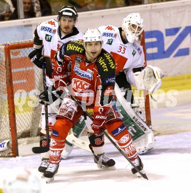 EBEL. Eishockey Bundesliga. KAC gegen HC TWK Innsbruck Die Haie. Tyler Spurgeon (KAC), Herbert Steiner, Patrick Machreich (Innsbruck). Klagenfurt, am 18.10.2013.
Foto: Kuess
---
pressefotos, pressefotografie, kuess, qs, qspictures, sport, bild, bilder, bilddatenbank