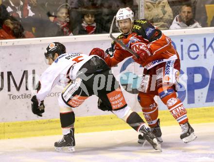 EBEL. Eishockey Bundesliga. KAC gegen HC TWK Innsbruck Die Haie. Jamie Lundmark (KAC), Florian Stern (Innsbruck). Klagenfurt, am 18.10.2013.
Foto: Kuess
---
pressefotos, pressefotografie, kuess, qs, qspictures, sport, bild, bilder, bilddatenbank