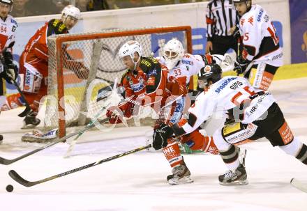 EBEL. Eishockey Bundesliga. KAC gegen HC TWK Innsbruck Die Haie. Colton Fretter (KAC), Shane Sims (Innsbruck). Klagenfurt, am 18.10.2013.
Foto: Kuess
---
pressefotos, pressefotografie, kuess, qs, qspictures, sport, bild, bilder, bilddatenbank