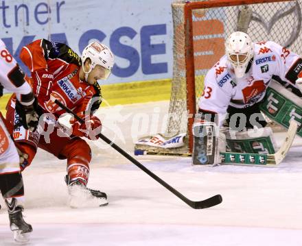 EBEL. Eishockey Bundesliga. KAC gegen HC TWK Innsbruck Die Haie. Tyler Spurgeon (KAC), Patrick Machreich (Innsbruck). Klagenfurt, am 18.10.2013.
Foto: Kuess
---
pressefotos, pressefotografie, kuess, qs, qspictures, sport, bild, bilder, bilddatenbank