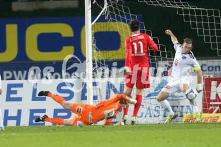 Fussball Bundesliga. RZ Pellets WAC gegen SC Wiener Neustadt. Christian Dobnik, Michael Sollbauer (WAC), Thomas Pichlmann (Wiener Neustadt). Wolfsberg, am 19.10.2013.
Foto: Kuess
---
pressefotos, pressefotografie, kuess, qs, qspictures, sport, bild, bilder, bilddatenbank