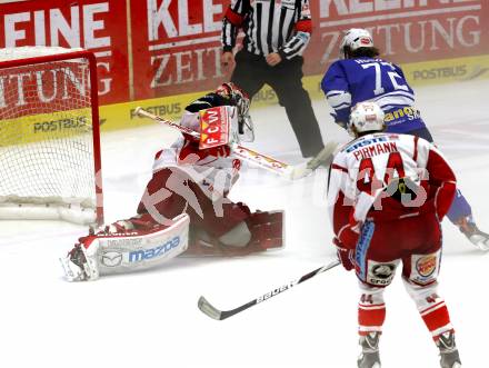 EBEL. Eishockey Bundesliga. EC VSV gegen KAC. John Hughes,  (VSV), Fabian Weinhandl (KAC). Villach, am 22.10..2013.
Foto: Kuess 


---
pressefotos, pressefotografie, kuess, qs, qspictures, sport, bild, bilder, bilddatenbank