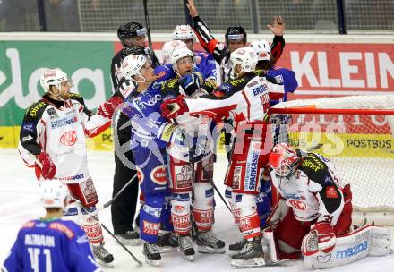 EBEL. Eishockey Bundesliga. EC VSV gegen KAC. Rauferei Curtis Fraser,  (VSV), Johannes Reichel, Markus Pirmann (KAC). Villach, am 22.10..2013.
Foto: Kuess 


---
pressefotos, pressefotografie, kuess, qs, qspictures, sport, bild, bilder, bilddatenbank