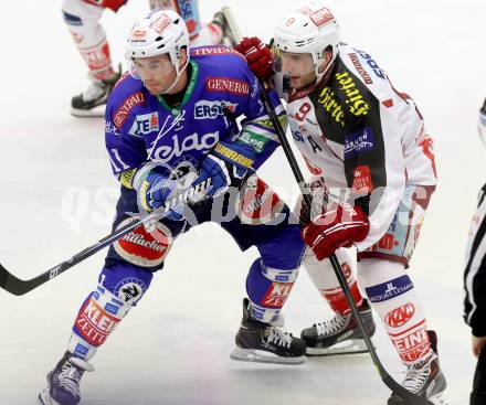 EBEL. Eishockey Bundesliga. EC VSV gegen KAC.  Derek Ryan, (VSV), Tyler Spurgeon  (KAC). Villach, am 22.10..2013.
Foto: Kuess 


---
pressefotos, pressefotografie, kuess, qs, qspictures, sport, bild, bilder, bilddatenbank