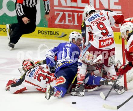 EBEL. Eishockey Bundesliga. EC VSV gegen KAC.  Derek Ryan,  (VSV), Fabian Weinhandl, Tyler Spurgeon (KAC). Villach, am 22.10..2013.
Foto: Kuess 


---
pressefotos, pressefotografie, kuess, qs, qspictures, sport, bild, bilder, bilddatenbank