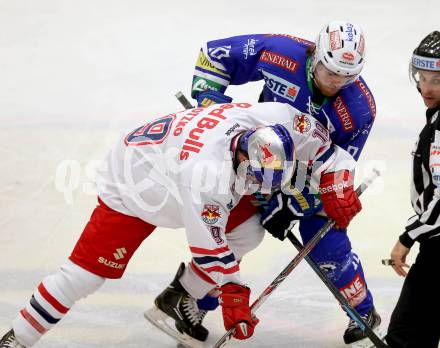 EBEL. Eishockey Bundesliga. EC VSV gegen EC Red Bull Salzburg. Brock McBride, (VSV), Joe Motzko  (Salzburg). Villach, am 25.10..2013.
Foto: Kuess 


---
pressefotos, pressefotografie, kuess, qs, qspictures, sport, bild, bilder, bilddatenbank