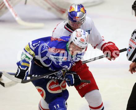 EBEL. Eishockey Bundesliga. EC VSV gegen EC Red Bull Salzburg. Derek Ryan, (VSV),  Marco Brucker (Salzburg). Villach, am 25.10..2013.
Foto: Kuess 


---
pressefotos, pressefotografie, kuess, qs, qspictures, sport, bild, bilder, bilddatenbank