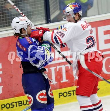 EBEL. Eishockey Bundesliga. EC VSV gegen EC Red Bull Salzburg. Brock McBride,  (VSV), Michael Boivin (Salzburg). Villach, am 25.10..2013.
Foto: Kuess 


---
pressefotos, pressefotografie, kuess, qs, qspictures, sport, bild, bilder, bilddatenbank