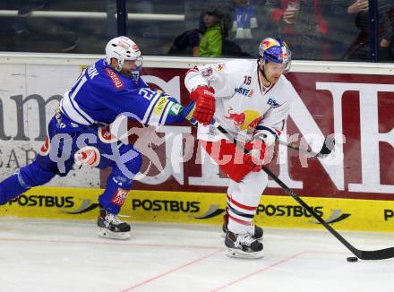 EBEL. Eishockey Bundesliga. EC VSV gegen EC Red Bull Salzburg. Benjamin Petrik,  (VSV), Manuel Latusa (Salzburg). Villach, am 25.10..2013.
Foto: Kuess 


---
pressefotos, pressefotografie, kuess, qs, qspictures, sport, bild, bilder, bilddatenbank