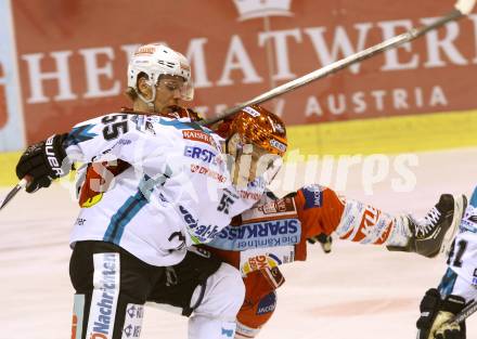 EBEL. Eishockey Bundesliga. KAC gegen EHC LIWEST Linz. Tyler Scofield, (KAC), Robert Lukas  (Linz). Klagenfurt, am 25.10.2013
Foto: Kuess 

---
pressefotos, pressefotografie, kuess, qs, qspictures, sport, bild, bilder, bilddatenbank