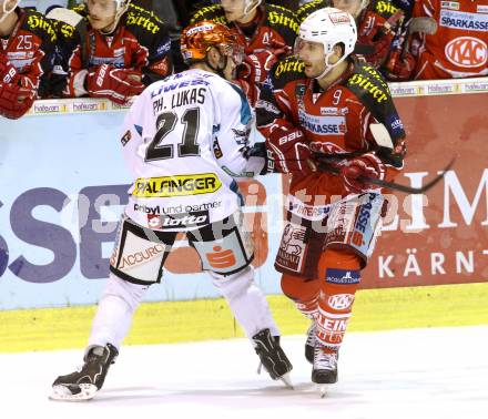 EBEL. Eishockey Bundesliga. KAC gegen EHC LIWEST Linz. Tyler Spurgeon,  (KAC), Philipp Lukas (Linz). Klagenfurt, am 25.10.2013
Foto: Kuess 

---
pressefotos, pressefotografie, kuess, qs, qspictures, sport, bild, bilder, bilddatenbank