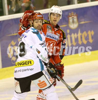 EBEL. Eishockey Bundesliga. KAC gegen EHC LIWEST Linz. Patrick Berr, (KAC),  Andrew Kozek (Linz). Klagenfurt, am 25.10.2013
Foto: Kuess 

---
pressefotos, pressefotografie, kuess, qs, qspictures, sport, bild, bilder, bilddatenbank