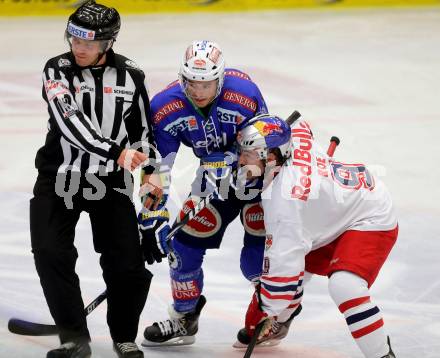 EBEL. Eishockey Bundesliga. EC VSV gegen EC Red Bull Salzburg. Derek Ryan, (VSV), Garrett Roe (Salzburg). Villach, am 25.10..2013.
Foto: Kuess 


---
pressefotos, pressefotografie, kuess, qs, qspictures, sport, bild, bilder, bilddatenbank