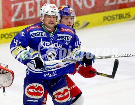 EBEL. Eishockey Bundesliga. EC VSV gegen EC Red Bull Salzburg. Curtis Fraser,  (VSV), Brian Fahey (Salzburg). Villach, am 25.10..2013.
Foto: Kuess 


---
pressefotos, pressefotografie, kuess, qs, qspictures, sport, bild, bilder, bilddatenbank