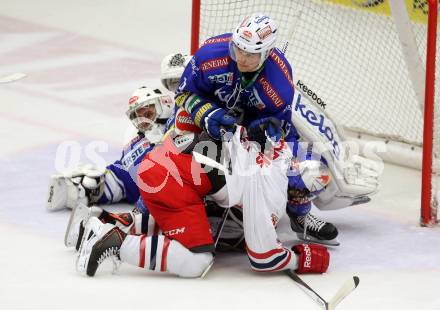 EBEL. Eishockey Bundesliga. EC VSV gegen EC Red Bull Salzburg. Stefan Bacher, (VSV),  Dave Meckler (Salzburg). Villach, am 25.10..2013.
Foto: Kuess 


---
pressefotos, pressefotografie, kuess, qs, qspictures, sport, bild, bilder, bilddatenbank