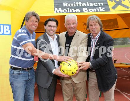 Fussball. Raiffeisen Volksschulcup. Heinz Singerl, Christopher Weiss (Raiffeisen), Reinhard Tellian, Richard Urank. Villach, 11.6.2013.
Foto: Kuess
---
pressefotos, pressefotografie, kuess, qs, qspictures, sport, bild, bilder, bilddatenbank