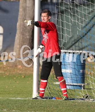 Fussball. Kaerntner Liga. Treibach gegen Spittal/Drau. Daniel Huber (Spittal). Treibach, 26.10.2013.
Foto: Kuess
---
pressefotos, pressefotografie, kuess, qs, qspictures, sport, bild, bilder, bilddatenbank