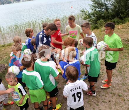 Krone Fussballcamp. Besuch von Horst Heldt und Gerhard Zuber (Schalke 04).  Gerhard Zuber.  24.7.2013.
Foto: Kuess
---
pressefotos, pressefotografie, kuess, qs, qspictures, sport, bild, bilder, bilddatenbank