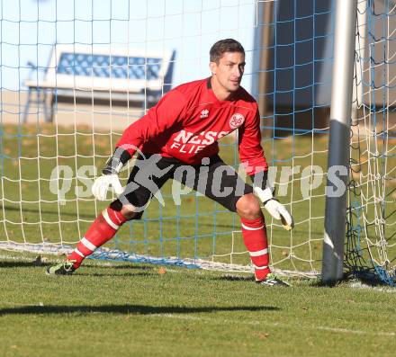 Fussball. Kaerntner Liga. Treibach gegen Spittal/Drau. Daniel Huber (Spittal). Treibach, 26.10.2013.
Foto: Kuess
---
pressefotos, pressefotografie, kuess, qs, qspictures, sport, bild, bilder, bilddatenbank