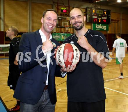 Basketball 2. Bundesliga. KOS KLagenfurt Celovec gegen Woerthersee Piraten. Stefan Hribar, (KOS),  Joachim Buggelsheim (Piraten). Klagenfurt, 12.10.2013.
Foto: Kuess
---
pressefotos, pressefotografie, kuess, qs, qspictures, sport, bild, bilder, bilddatenbank