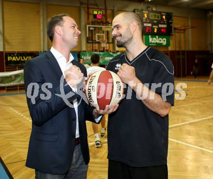 Basketball 2. Bundesliga. KOS KLagenfurt Celovec gegen Woerthersee Piraten. Stefan Hribar, (KOS),  Joachim Buggelsheim (Piraten). . Klagenfurt, 12.10.2013.
Foto: Kuess
---
pressefotos, pressefotografie, kuess, qs, qspictures, sport, bild, bilder, bilddatenbank