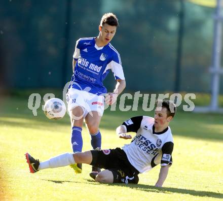 Fussball. Kaerntner Liga. Treibach gegen Spittal/Drau. Lukas Rabitsch (Treibach), Peter Wettengl (Spittal). Treibach, 26.10.2013.
Foto: Kuess
---
pressefotos, pressefotografie, kuess, qs, qspictures, sport, bild, bilder, bilddatenbank