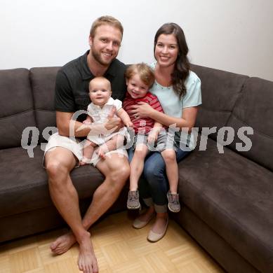 Eishockey. KAC. Thomas Poeck mit Gattin Arlene, Sohn Nicholas und Tochter Natalie. Klagenfurt, 4.9.2013.
Foto: Kuess
---
pressefotos, pressefotografie, kuess, qs, qspictures, sport, bild, bilder, bilddatenbank