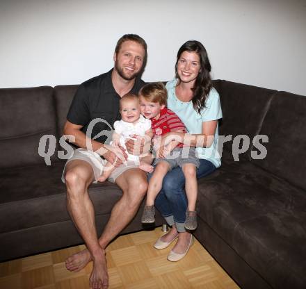 Eishockey. KAC. Thomas Poeck mit Gattin Arlene, Sohn Nicholas und Tochter Natalie. Klagenfurt, 4.9.2013.
Foto: Kuess
---
pressefotos, pressefotografie, kuess, qs, qspictures, sport, bild, bilder, bilddatenbank