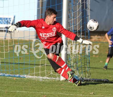 Fussball. Kaerntner Liga. Treibach gegen Spittal/Drau. Daniel Huber (Spittal). Treibach, 26.10.2013.
Foto: Kuess
---
pressefotos, pressefotografie, kuess, qs, qspictures, sport, bild, bilder, bilddatenbank