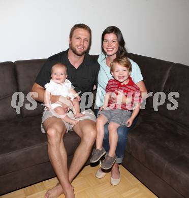 Eishockey. KAC. Thomas Poeck mit Gattin Arlene, Sohn Nicholas und Tochter Natalie. Klagenfurt, 4.9.2013.
Foto: Kuess
---
pressefotos, pressefotografie, kuess, qs, qspictures, sport, bild, bilder, bilddatenbank