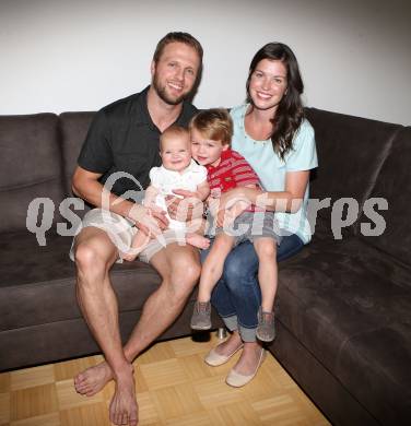 Eishockey. KAC. Thomas Poeck mit Gattin Arlene, Sohn Nicholas und Tochter Natalie. Klagenfurt, 4.9.2013.
Foto: Kuess
---
pressefotos, pressefotografie, kuess, qs, qspictures, sport, bild, bilder, bilddatenbank