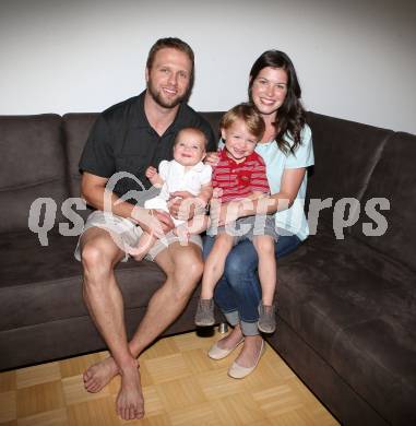 Eishockey. KAC. Thomas Poeck mit Gattin Arlene, Sohn Nicholas und Tochter Natalie. Klagenfurt, 4.9.2013.
Foto: Kuess
---
pressefotos, pressefotografie, kuess, qs, qspictures, sport, bild, bilder, bilddatenbank