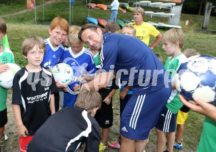 Krone Fussballcamp. Besuch von Horst Heldt und Gerhard Zuber (Schalke 04).  Gerhard Zuber.  24.7.2013.
Foto: Kuess
---
pressefotos, pressefotografie, kuess, qs, qspictures, sport, bild, bilder, bilddatenbank