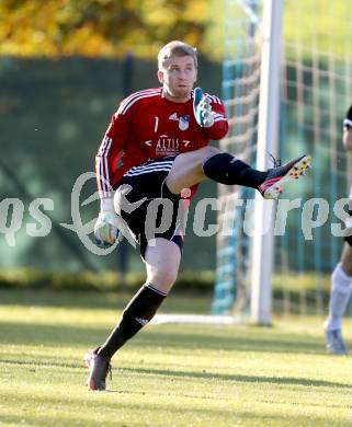 Fussball. Kaerntner Liga. Treibach gegen Spittal/Drau. Rene Obmann (Treibach). Treibach, 26.10.2013.
Foto: Kuess
---
pressefotos, pressefotografie, kuess, qs, qspictures, sport, bild, bilder, bilddatenbank