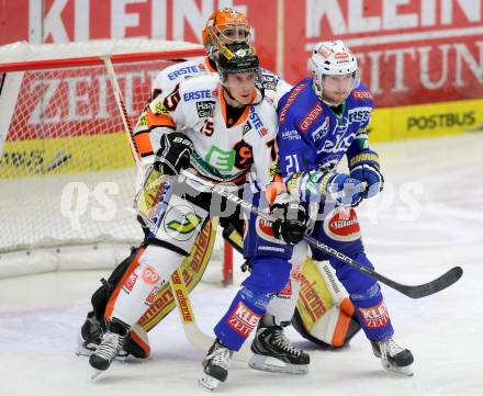 EBEL. Eishockey Bundesliga. EC VSV gegen Moser Medical Graz 99ers.  Benjamin Petrik, (VSV), Andy Sertich  (Graz). Villach, am 27.10..2013.
Foto: Kuess 


---
pressefotos, pressefotografie, kuess, qs, qspictures, sport, bild, bilder, bilddatenbank