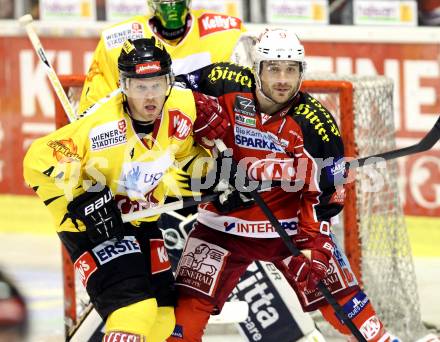 EBEL. Eishockey Bundesliga. KAC gegen UPC Vienna Capitals. Tyler Spurgeon, (KAC), Jamie Fraser  (Caps). Klagenfurt, am 27.10.2013
Foto: Kuess 

---
pressefotos, pressefotografie, kuess, qs, qspictures, sport, bild, bilder, bilddatenbank