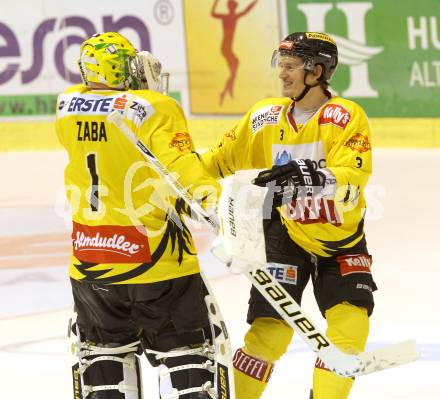 EBEL. Eishockey Bundesliga. KAC gegen UPC Vienna Capitals. Jubel Matthew Zaba, Justin Fletcher (Caps). Klagenfurt, am 27.10.2013
Foto: Kuess 

---
pressefotos, pressefotografie, kuess, qs, qspictures, sport, bild, bilder, bilddatenbank