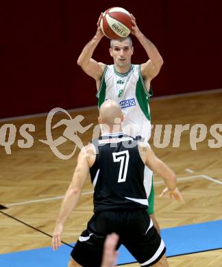 Basketball 2. Bundesliga. KOS Klagenfurt/Celovec gegen Panaceo Villach Raiders. Ales Primc, (KOS), Davor Sattler  (Villach). Klagenfurt, 26.10.2013.
Foto: Kuess
---
pressefotos, pressefotografie, kuess, qs, qspictures, sport, bild, bilder, bilddatenbank