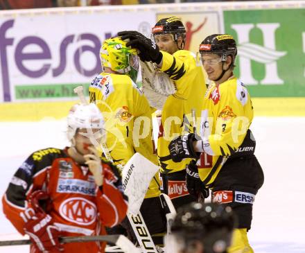 EBEL. Eishockey Bundesliga. KAC gegen UPC Vienna Capitals.  Jubel Matthew Zaba, Justin Fletcher (Caps). Klagenfurt, am 27.10.2013
Foto: Kuess 

---
pressefotos, pressefotografie, kuess, qs, qspictures, sport, bild, bilder, bilddatenbank